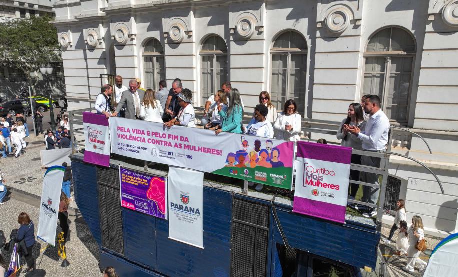 Caminhada contra o feminicídio reúne 2 mil pessoas em Curitiba: ato acontece em 181 cidades