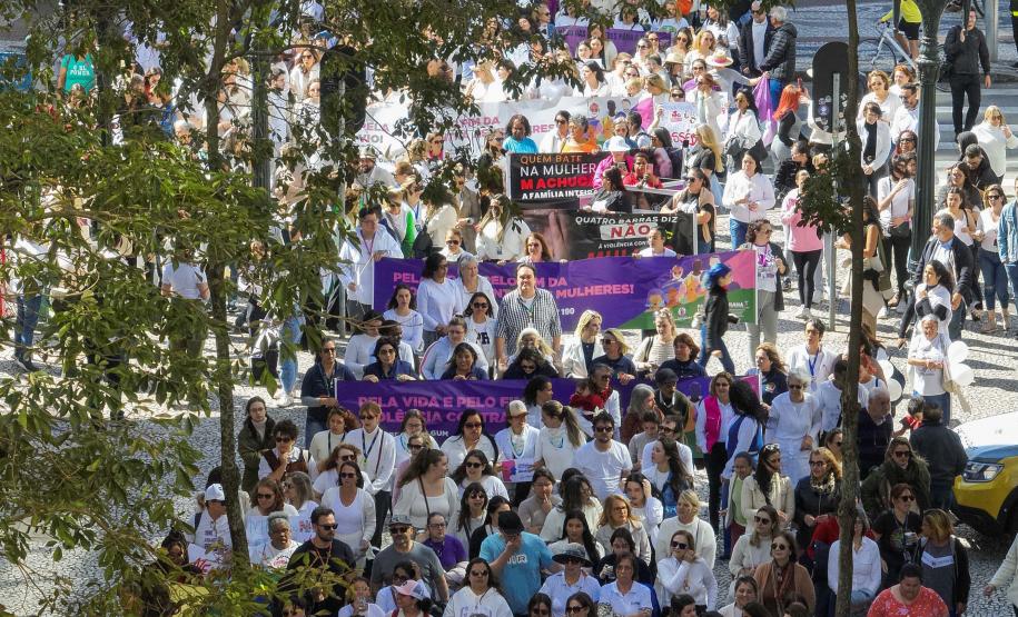Caminhada contra o feminicídio reúne 2 mil pessoas em Curitiba: ato acontece em 181 cidades