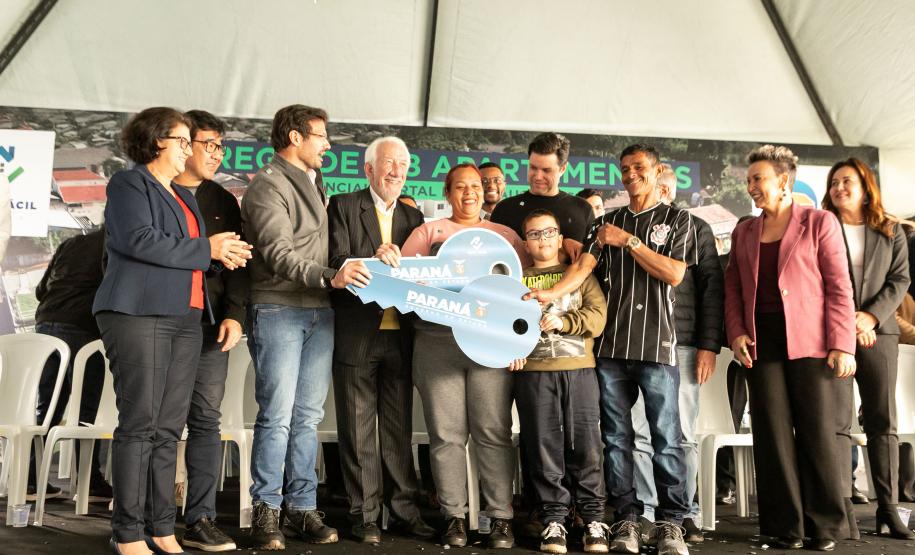 Estado entrega residencial com 128 apartamentos para atender famílias de Londrina