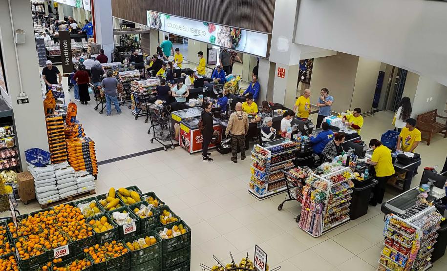 Comércio do Paraná cresce o triplo da média nacional em 2025, aponta IBGE