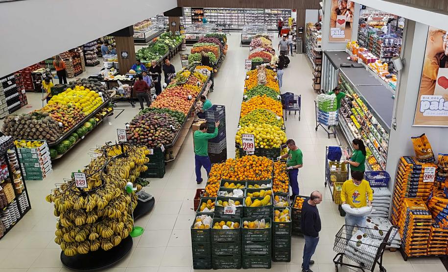 Comércio do Paraná cresce o triplo da média nacional em 2025, aponta IBGE