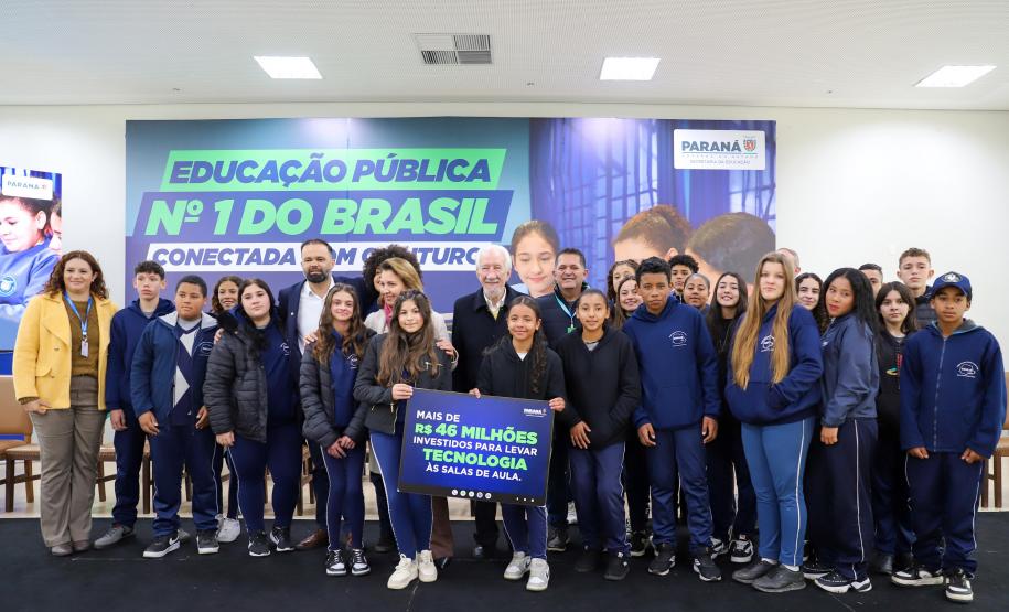 O governador em exercício Darci Piana participa nesta terça-feira (1), da entrega de 25.040 tablets para escolas da rede estadual