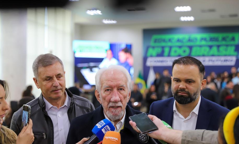 O governador em exercício Darci Piana participa nesta terça-feira (1), da entrega de 25.040 tablets para escolas da rede estadual