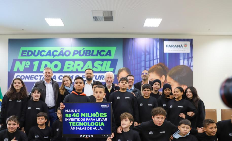 O governador em exercício Darci Piana participa nesta terça-feira (1), da entrega de 25.040 tablets para escolas da rede estadual