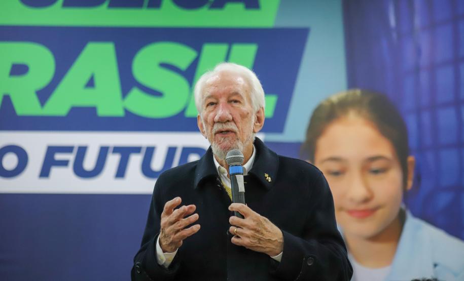 O governador em exercício Darci Piana participa nesta terça-feira (1), da entrega de 25.040 tablets para escolas da rede estadual