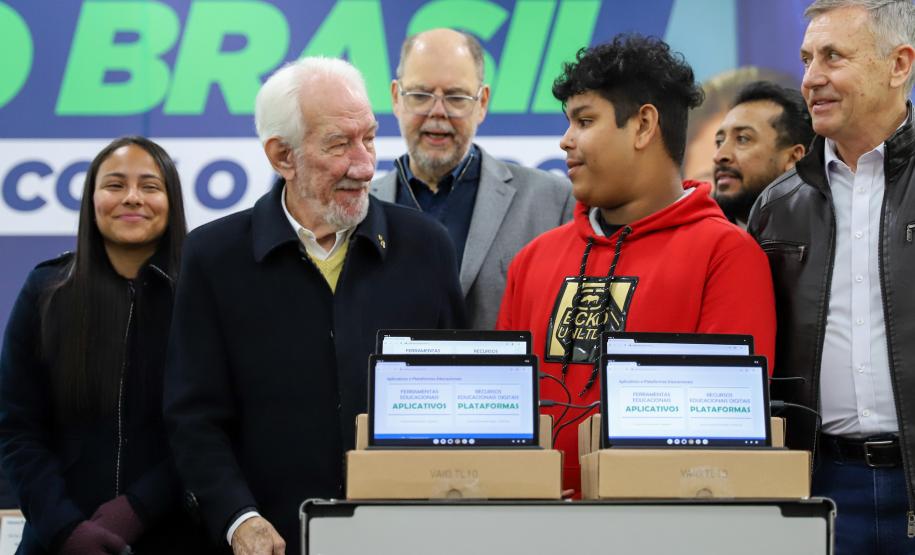 O governador em exercício Darci Piana participa nesta terça-feira (1), da entrega de 25.040 tablets para escolas da rede estadual