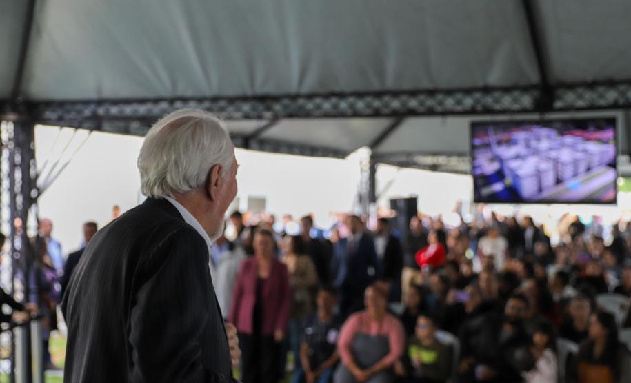 Estado entrega residencial com 128 apartamentos para atender famílias de Londrina