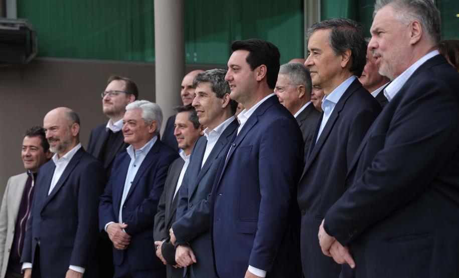 Ratinho Junior visita cooperativa e Centro de Inovação na Argentina