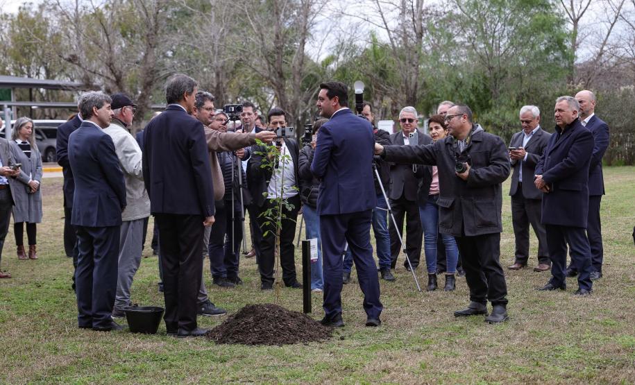 Ratinho Junior visita cooperativa e Centro de Inovação na Argentina