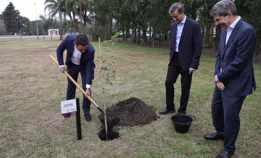 Ratinho Junior visita cooperativa e Centro de Inovação na Argentina