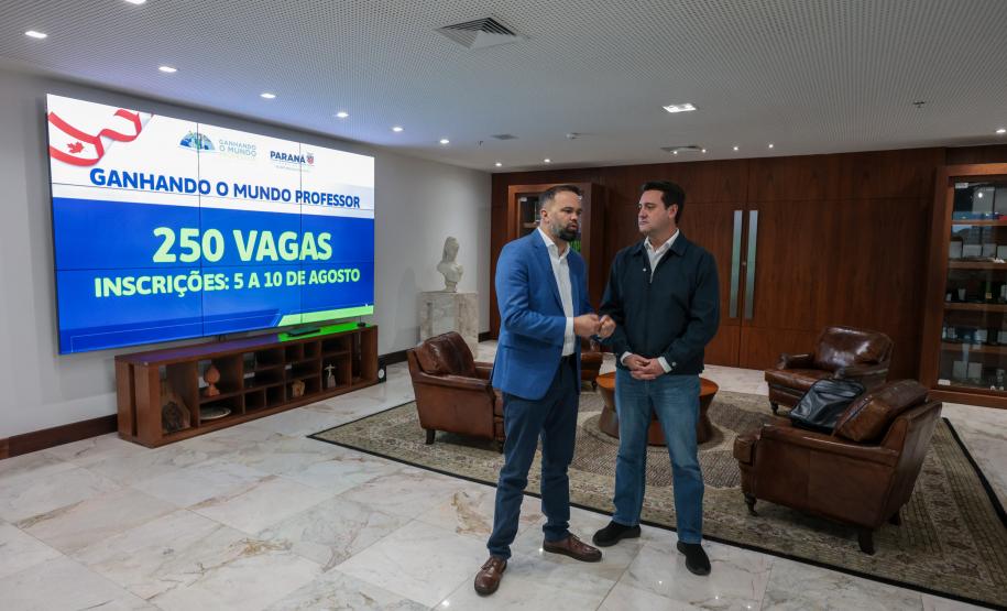 O governador Carlos Massa Ratinho Junior e o Secretario da Educacao, Roni Miranda anunciam nesta segunda-feira (4) o Lançamento da segunda edicao do Programa Ganhando o Mundo Professor