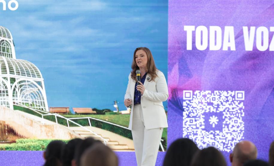 A primeira-dama Luciana Saito Massa, a secretária Leandre Dal Ponte e o secretário Coronel Hudson Teixeira participam nesta sexta-feira (29), de evento Agosto Lilás, no Salão de Atos do Palácio Iguaçu. Foto: Geraldo Bubniak/AEN