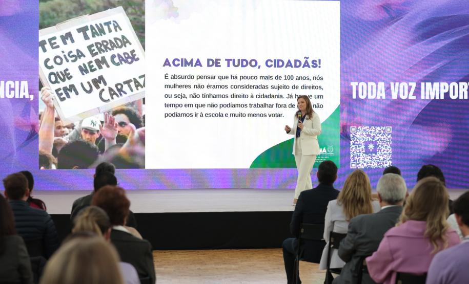 A primeira-dama Luciana Saito Massa, a secretária Leandre Dal Ponte e o secretário Coronel Hudson Teixeira participam nesta sexta-feira (29), de evento Agosto Lilás, no Salão de Atos do Palácio Iguaçu. Foto: Geraldo Bubniak/AEN
