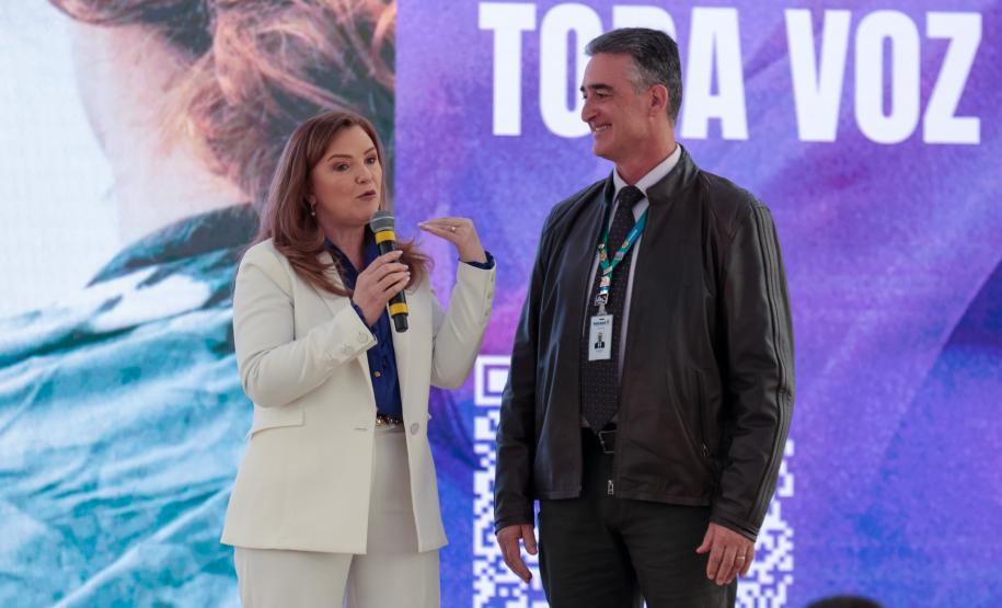 A primeira-dama Luciana Saito Massa, a secretária Leandre Dal Ponte e o secretário Coronel Hudson Teixeira participam nesta sexta-feira (29), de evento Agosto Lilás, no Salão de Atos do Palácio Iguaçu. Foto: Geraldo Bubniak/AEN