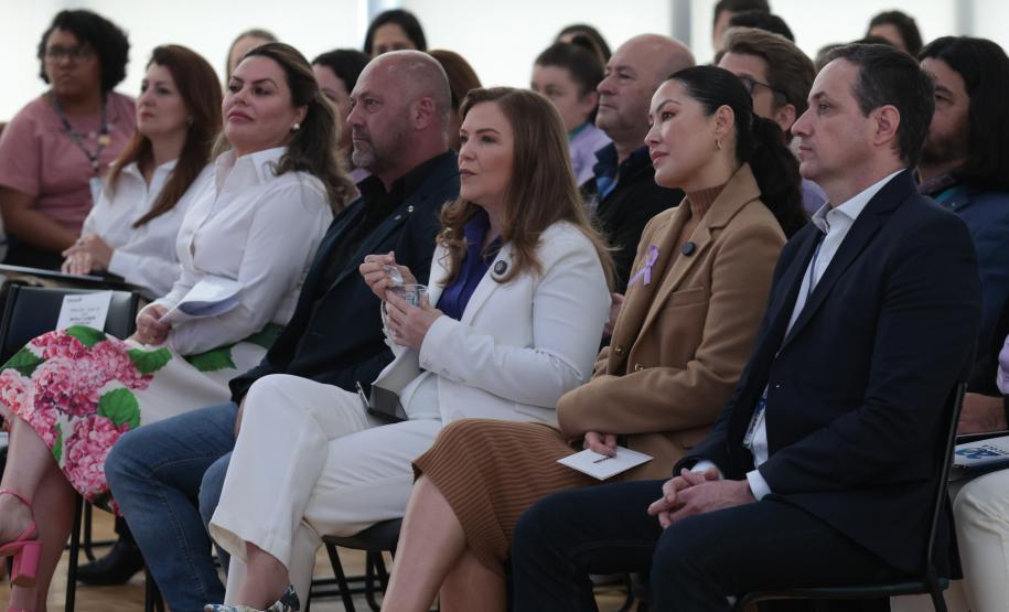 A primeira-dama Luciana Saito Massa, a secretária Leandre Dal Ponte e o secretário Coronel Hudson Teixeira participam nesta sexta-feira (29), de evento Agosto Lilás, no Salão de Atos do Palácio Iguaçu. Foto: Geraldo Bubniak/AEN