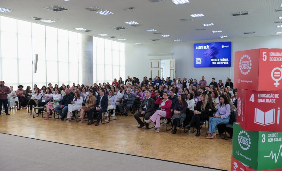 A primeira-dama Luciana Saito Massa, a secretária Leandre Dal Ponte e o secretário Coronel Hudson Teixeira participam nesta sexta-feira (29), de evento Agosto Lilás, no Salão de Atos do Palácio Iguaçu. Foto: Geraldo Bubniak/AEN