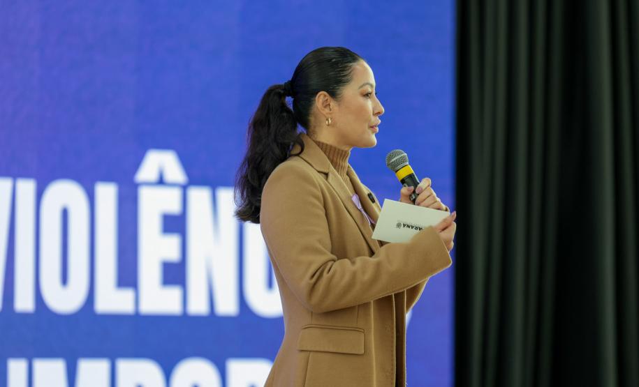 A primeira-dama Luciana Saito Massa, a secretária Leandre Dal Ponte e o secretário Coronel Hudson Teixeira participam nesta sexta-feira (29), de evento Agosto Lilás, no Salão de Atos do Palácio Iguaçu. Foto: Geraldo Bubniak/AEN
