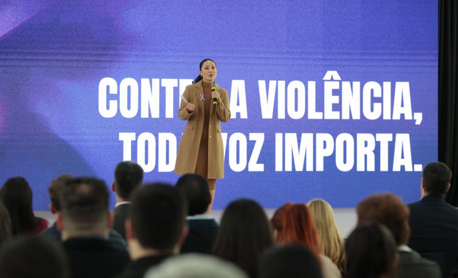 A primeira-dama Luciana Saito Massa, a secretária Leandre Dal Ponte e o secretário Coronel Hudson Teixeira participam nesta sexta-feira (29), de evento Agosto Lilás, no Salão de Atos do Palácio Iguaçu. Foto: Geraldo Bubniak/AEN