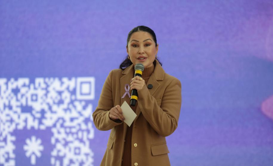 A primeira-dama Luciana Saito Massa, a secretária Leandre Dal Ponte e o secretário Coronel Hudson Teixeira participam nesta sexta-feira (29), de evento Agosto Lilás, no Salão de Atos do Palácio Iguaçu. Foto: Geraldo Bubniak/AEN