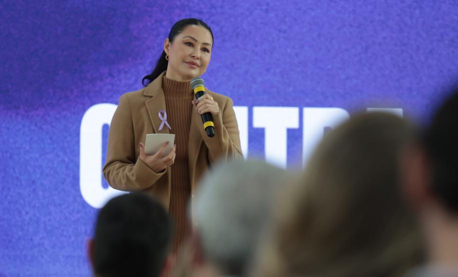 A primeira-dama Luciana Saito Massa, a secretária Leandre Dal Ponte e o secretário Coronel Hudson Teixeira participam nesta sexta-feira (29), de evento Agosto Lilás, no Salão de Atos do Palácio Iguaçu. Foto: Geraldo Bubniak/AEN