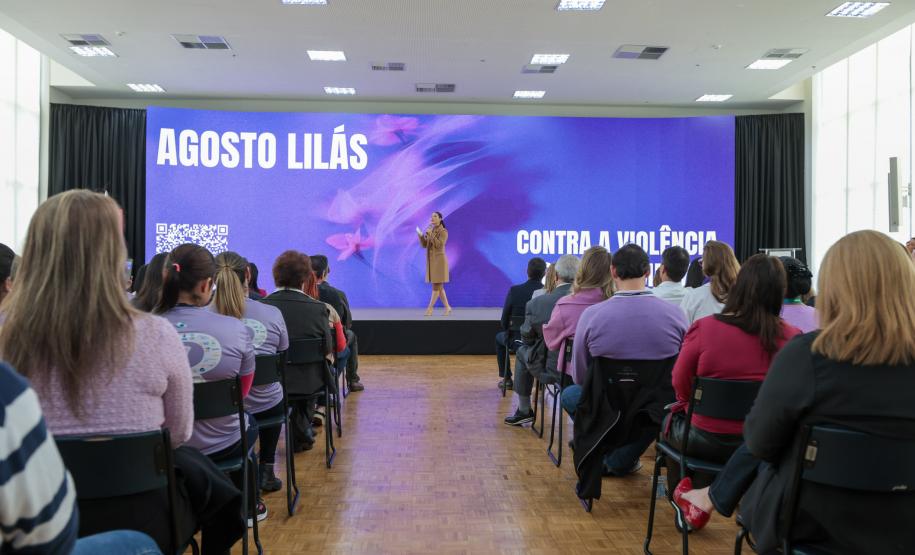 A primeira-dama Luciana Saito Massa, a secretária Leandre Dal Ponte e o secretário Coronel Hudson Teixeira participam nesta sexta-feira (29), de evento Agosto Lilás, no Salão de Atos do Palácio Iguaçu. Foto: Geraldo Bubniak/AEN