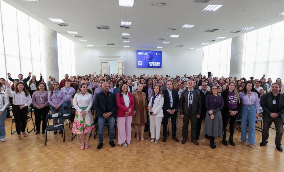 A primeira-dama Luciana Saito Massa, a secretária Leandre Dal Ponte e o secretário Coronel Hudson Teixeira participam nesta sexta-feira (29), de evento Agosto Lilás, no Salão de Atos do Palácio Iguaçu. Foto: Geraldo Bubniak/AEN