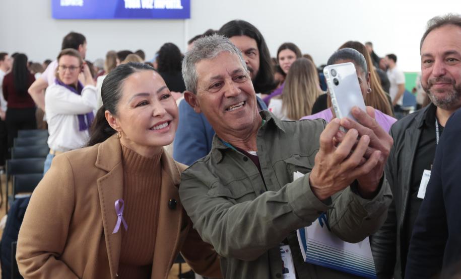 A primeira-dama Luciana Saito Massa, a secretária Leandre Dal Ponte e o secretário Coronel Hudson Teixeira participam nesta sexta-feira (29), de evento Agosto Lilás, no Salão de Atos do Palácio Iguaçu. Foto: Geraldo Bubniak/AEN