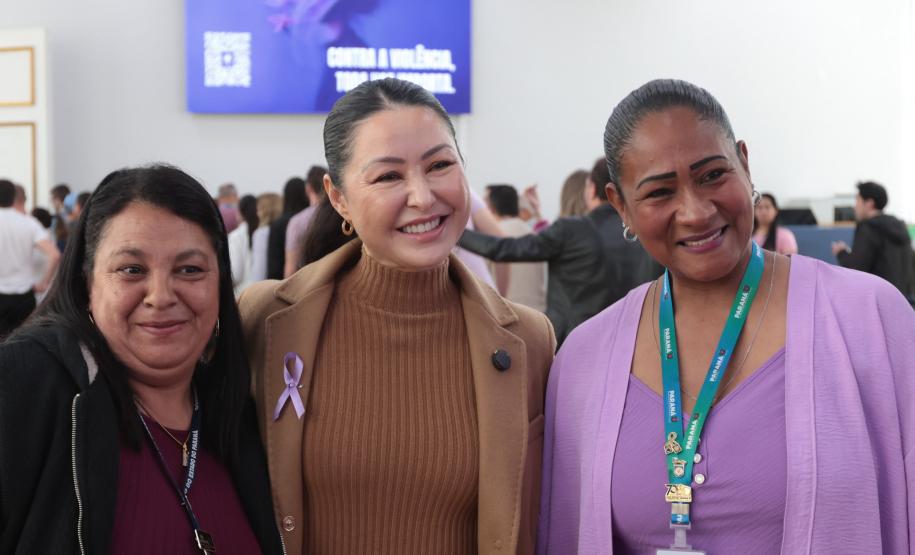 A primeira-dama Luciana Saito Massa, a secretária Leandre Dal Ponte e o secretário Coronel Hudson Teixeira participam nesta sexta-feira (29), de evento Agosto Lilás, no Salão de Atos do Palácio Iguaçu. Foto: Geraldo Bubniak/AEN
