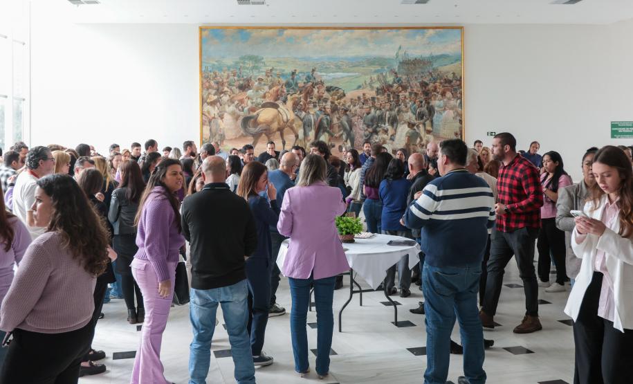 A primeira-dama Luciana Saito Massa, a secretária Leandre Dal Ponte e o secretário Coronel Hudson Teixeira participam nesta sexta-feira (29), de evento Agosto Lilás, no Salão de Atos do Palácio Iguaçu. Foto: Geraldo Bubniak/AEN