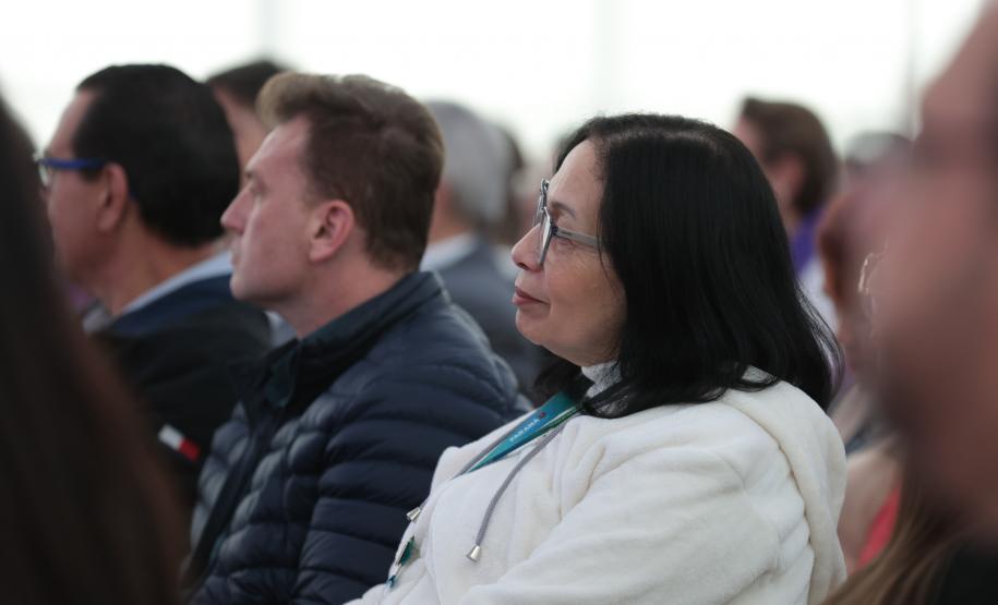 A primeira-dama Luciana Saito Massa, a secretária Leandre Dal Ponte e o secretário Coronel Hudson Teixeira participam nesta sexta-feira (29), de evento Agosto Lilás, no Salão de Atos do Palácio Iguaçu. Foto: Geraldo Bubniak/AEN