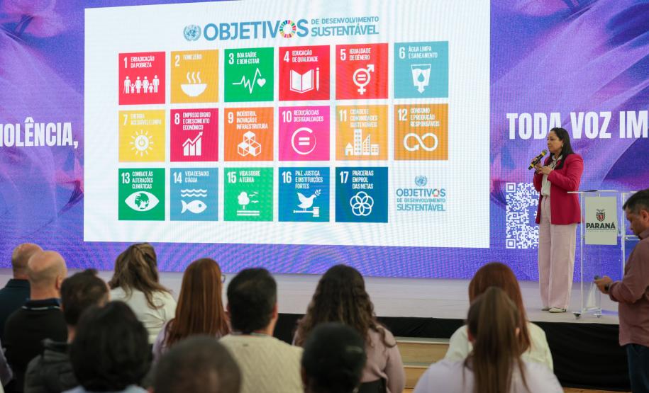 A primeira-dama Luciana Saito Massa, a secretária Leandre Dal Ponte e o secretário Coronel Hudson Teixeira participam nesta sexta-feira (29), de evento Agosto Lilás, no Salão de Atos do Palácio Iguaçu. Foto: Geraldo Bubniak/AEN