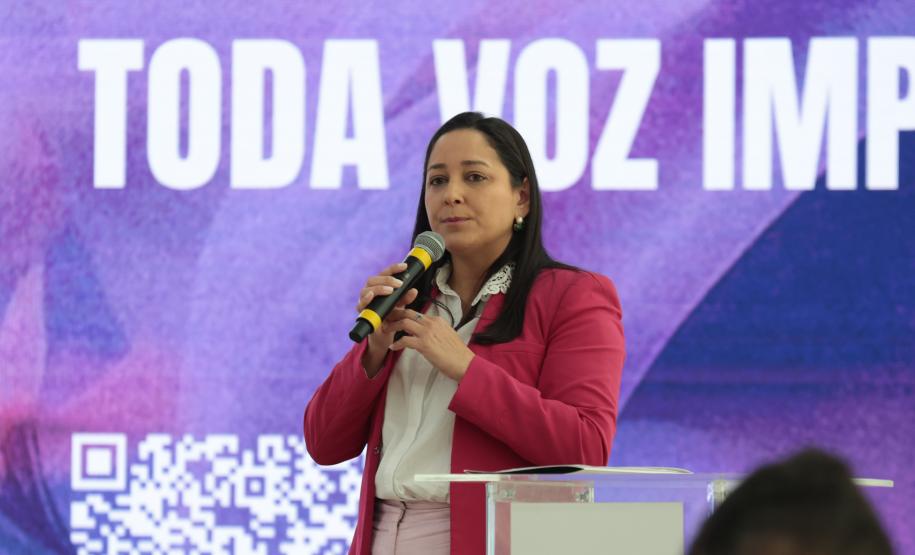 A primeira-dama Luciana Saito Massa, a secretária Leandre Dal Ponte e o secretário Coronel Hudson Teixeira participam nesta sexta-feira (29), de evento Agosto Lilás, no Salão de Atos do Palácio Iguaçu. Foto: Geraldo Bubniak/AEN