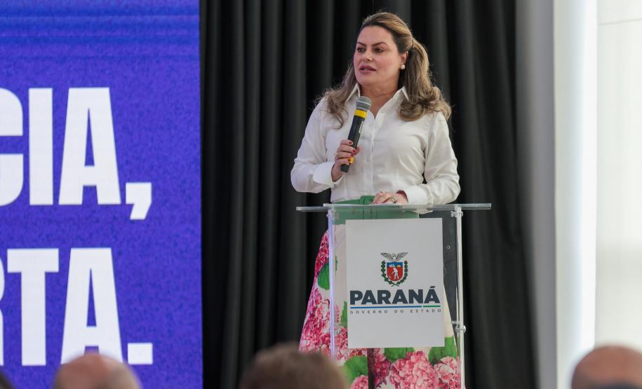 A primeira-dama Luciana Saito Massa, a secretária Leandre Dal Ponte e o secretário Coronel Hudson Teixeira participam nesta sexta-feira (29), de evento Agosto Lilás, no Salão de Atos do Palácio Iguaçu. Foto: Geraldo Bubniak/AEN