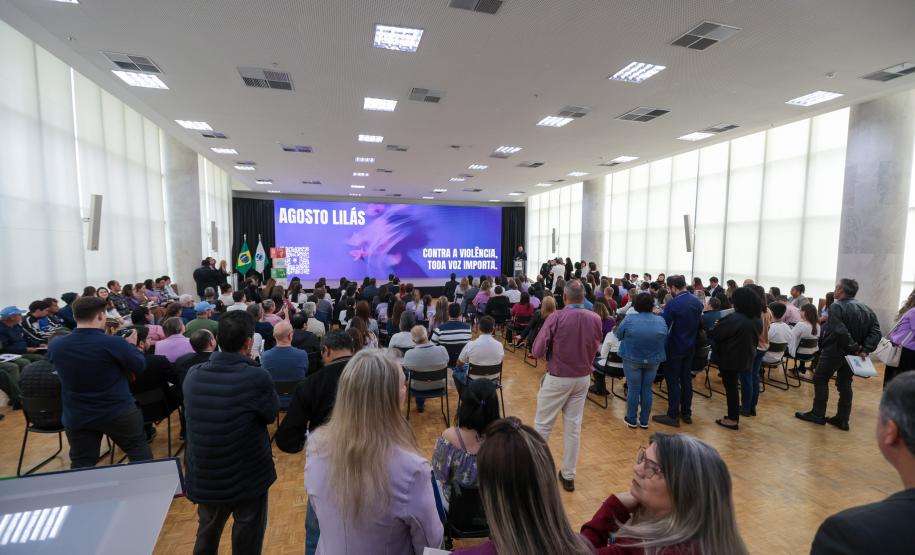 A primeira-dama Luciana Saito Massa, a secretária Leandre Dal Ponte e o secretário Coronel Hudson Teixeira participam nesta sexta-feira (29), de evento Agosto Lilás, no Salão de Atos do Palácio Iguaçu. Foto: Geraldo Bubniak/AEN
