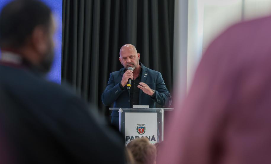 A primeira-dama Luciana Saito Massa, a secretária Leandre Dal Ponte e o secretário Coronel Hudson Teixeira participam nesta sexta-feira (29), de evento Agosto Lilás, no Salão de Atos do Palácio Iguaçu. Foto: Geraldo Bubniak/AEN
