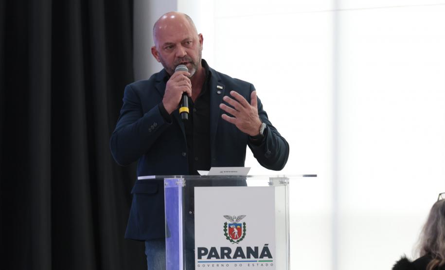 A primeira-dama Luciana Saito Massa, a secretária Leandre Dal Ponte e o secretário Coronel Hudson Teixeira participam nesta sexta-feira (29), de evento Agosto Lilás, no Salão de Atos do Palácio Iguaçu. Foto: Geraldo Bubniak/AEN