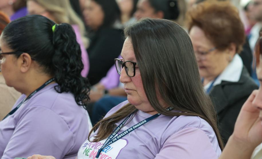 A primeira-dama Luciana Saito Massa, a secretária Leandre Dal Ponte e o secretário Coronel Hudson Teixeira participam nesta sexta-feira (29), de evento Agosto Lilás, no Salão de Atos do Palácio Iguaçu. Foto: Geraldo Bubniak/AEN