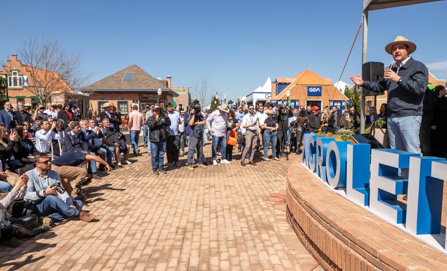 Ratinho Junior anuncia conclusão da pavimentação de Castro ao distrito do Socavão