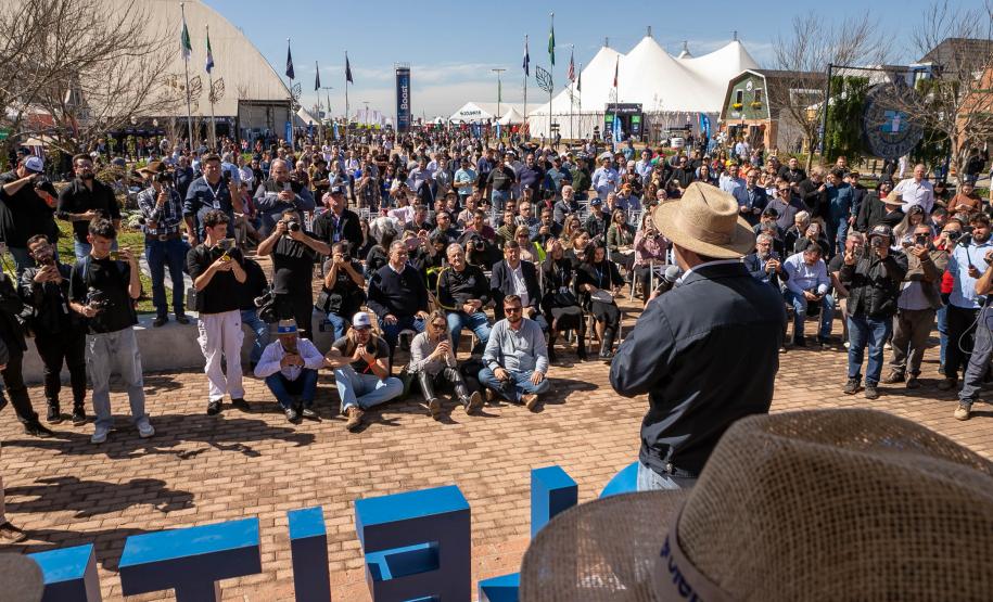 Ratinho Junior anuncia conclusão da pavimentação de Castro ao distrito do Socavão