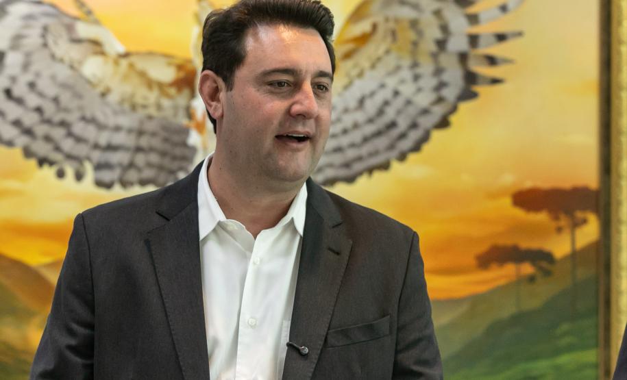 Curitiba, 05 de agosto de 2025 - O governador Carlos Massa Ratinho Junior realiza a assinatura do programa Asfalto Novo Vida Nova para o município de Almirante Tamandaré.