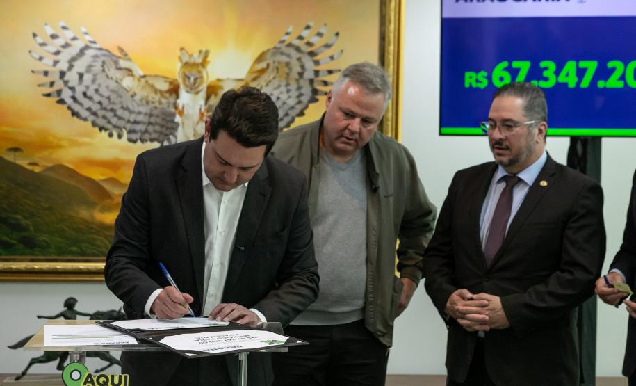 Curitiba, 05 de agosto de 2025 - O governador Carlos Massa Ratinho Junior realiza a assinatura do programa Asfalto Novo Vida Nova para o município de Almirante Tamandaré.