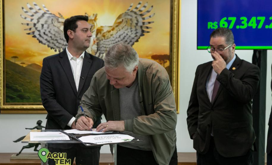 Curitiba, 05 de agosto de 2025 - O governador Carlos Massa Ratinho Junior realiza a assinatura do programa Asfalto Novo Vida Nova para o município de Almirante Tamandaré.