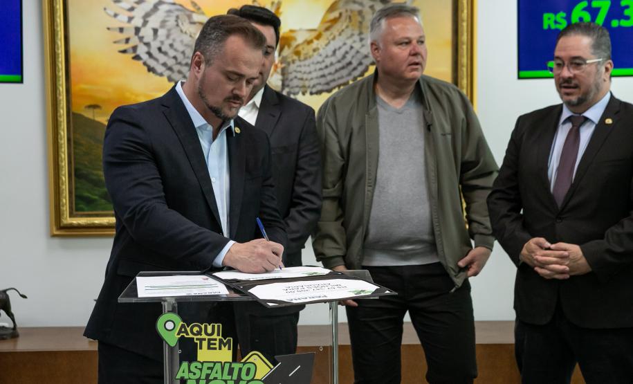 Curitiba, 05 de agosto de 2025 - O governador Carlos Massa Ratinho Junior realiza a assinatura do programa Asfalto Novo Vida Nova para o município de Almirante Tamandaré.