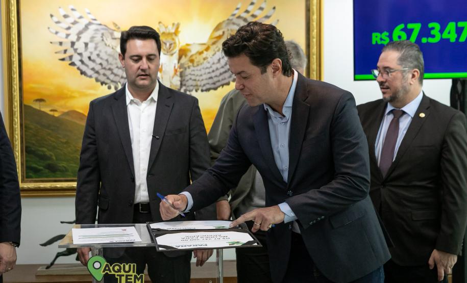 Curitiba, 05 de agosto de 2025 - O governador Carlos Massa Ratinho Junior realiza a assinatura do programa Asfalto Novo Vida Nova para o município de Almirante Tamandaré.