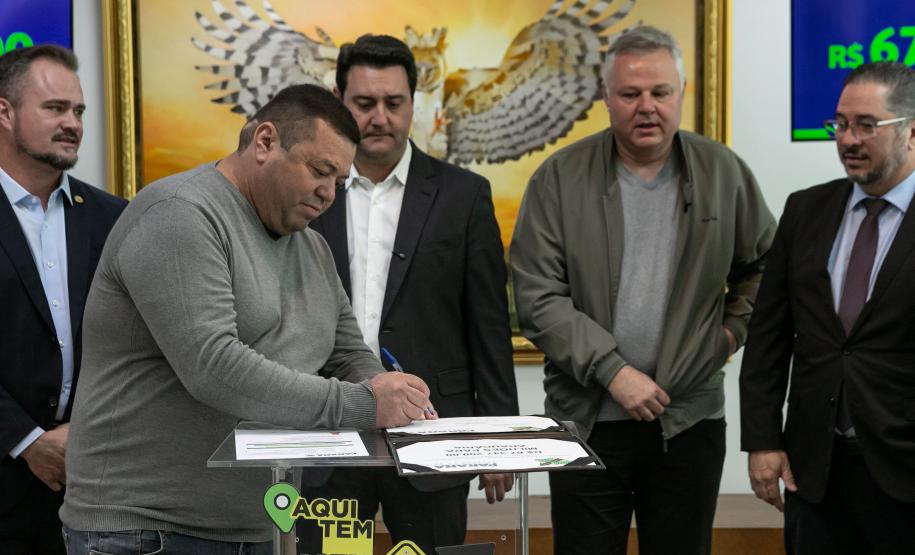Curitiba, 05 de agosto de 2025 - O governador Carlos Massa Ratinho Junior realiza a assinatura do programa Asfalto Novo Vida Nova para o município de Almirante Tamandaré.