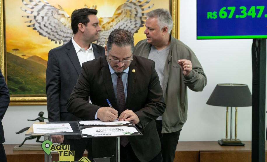 Curitiba, 05 de agosto de 2025 - O governador Carlos Massa Ratinho Junior realiza a assinatura do programa Asfalto Novo Vida Nova para o município de Almirante Tamandaré.