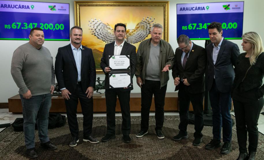 Curitiba, 05 de agosto de 2025 - O governador Carlos Massa Ratinho Junior realiza a assinatura do programa Asfalto Novo Vida Nova para o município de Almirante Tamandaré.