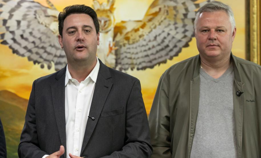 Curitiba, 05 de agosto de 2025 - O governador Carlos Massa Ratinho Junior realiza a assinatura do programa Asfalto Novo Vida Nova para o município de Almirante Tamandaré.