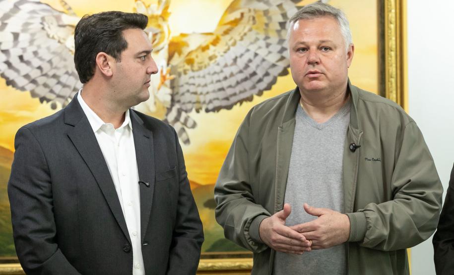 Curitiba, 05 de agosto de 2025 - O governador Carlos Massa Ratinho Junior realiza a assinatura do programa Asfalto Novo Vida Nova para o município de Almirante Tamandaré.