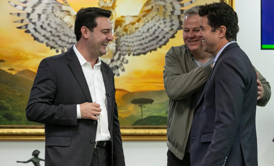 Curitiba, 05 de agosto de 2025 - O governador Carlos Massa Ratinho Junior realiza a assinatura do programa Asfalto Novo Vida Nova para o município de Almirante Tamandaré.